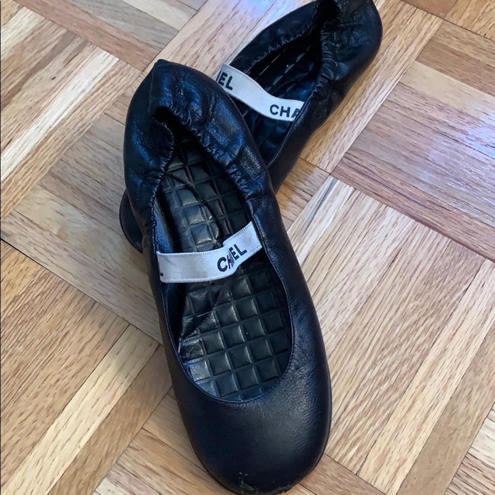 CHANEL Black ballet flats